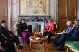 NA Vice Chairwoman Tong Thi Phong met with First Vice President of the French NA Laurence Dumont (Photo: VietnamPlus)