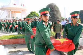 The southern province of Kien Giang also organised a ceremony to rebury the remains of 49 volunteer Vietnamese soldiers and experts who died in Cambodia. Photo: VNA