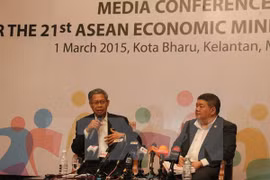 Malaysian Minister of International Trade and Industry Mustapa Mohamed at the press conference. (Photo: VNA)