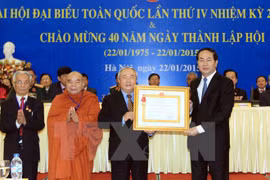 Minister Quang presented the Labour Order, third class, and the Prime Minister’s certificate of merit to the VCFA. (Photo: VNA)