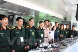 Vietnamese and Thai military officers pose for a photo while visiting the aircraft carrier HTMS Chakri Naruebet (Photo: the Vietnamese Military Attaché Office in Bangkok)