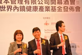 Vietnamese Consul Nguyen Thi Nha (L) congratulates Tay Phuong's head of executive board Nguyen Van Hung (Photo: VNA)