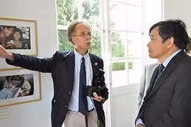 Ambassador Le Kinh Tai (right) (Source: Internet)