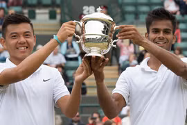 Ly Hoang Nam (L) and India's Sumit Nagal win the boys’ doubles event at Wimbledon (Photo: itftennis.com)