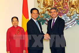 PM Nguyen Tan Dung (L) and his wife meet Bulgarian President Rosen Plevneliev (Photo: VNA)