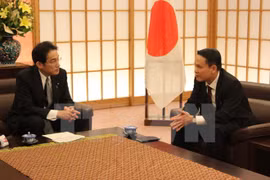 VNA General Director Nguyen Duc Loi (R) meets with Japanese Foreign Minister Fumio Kishida (Photo: VNA)