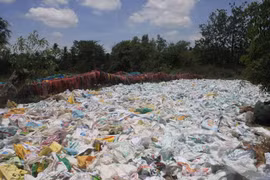 A polluting plastic bag treatment facility (Photo: VNA)