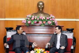 Vice President of the Vietnam Fatherland Front (VFF) Central Committee Le Ba Trinh (R) received Pastor Dieu Boi. (Photo VNA)