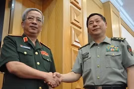 Deputy Defence Minister Nguyen Chi Vinh and Deputy Chief of General Staff of the Chinese People’s Liberation Army Qi Jianguo before the dialogue (Source: VNA)