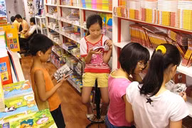 Phuong Nam Book Company is offering discounts of 30-50 per cent on more than 2,000 titles, most of which are in the Vietnamese literature genre (Photo: thoidai.com.vn)