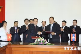 VNA General Director Nguyen Duc Loi and his KPL counterpart Sounthone Khanthavong signed a minute of the talk. (Source: VNA)
