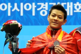 Ưeightlifter Thach Kim Tuan set two new world records at the World Junior Championships in Athletics in Kazan. (Photo: VNA)