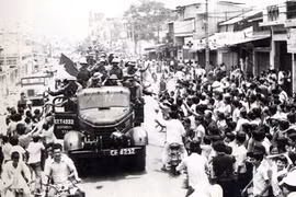 The People's Liberation Army was greeted by thousands of jubilant Sai Gon (HCM City) residents after their final victory over the US army in the Spring of 1975. (Photo: VNA/VNS )
