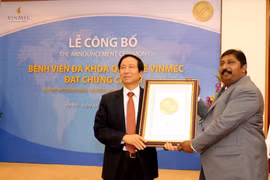 Dr. Prabhu Vinayagam (R), Managing Director of the JCI Asia-Pacific Office presented Vinmec the JCI accredited certification. (Photo: VNA)