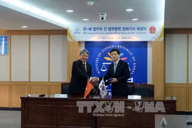Vietnamese Minister of Justice Ha Hung Cuong (left) and his RoK counterpart Hwang Kyo-ahn signed cooperation agreement between the two ministries (Photo: VNA)