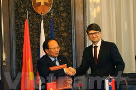 Minister of Culture, Sports and Tourism Hoang Tuan Anh to Slovakia (right) and his Slovak counterpart Marek Madaric (Photo: VNA)