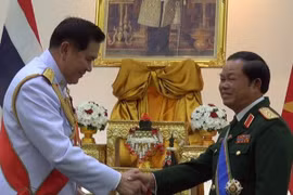 Commander of the Royal Thai Armed Forces Tanasak Patimapragorn presented the order to Deputy Defence Minister Senior Lieutenant General Do Ba Ty (R). Photo: VNA