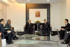 Finance Minister Dinh Tien Dung meets Malaysia Second Finance Minister Ahmad Husni Mohamad Hanadzlah. Photo: VNA