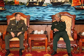 Deputy Defence Minister Senior Lieutenant General Nguyen Chi Vinh (R) meets Russian Defence A ttaché to Vietnam, Colonel Andrey Petrovich Likhachev (Photo: qdnd)