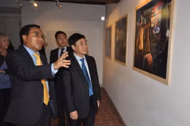 Deputy Foreign Minister Ho Xuan Son (R) and Vietnamese Ambassador Nguyen Hoang Long (L) at the exhibition Paolo Belletti (Photo: VNA)