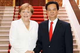 PM Dung and his German counterpart, Angela Merkel shake hands before talks (Source: VNA)