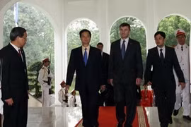 PM Nguyen Tan Dung and his Estonian counterpart Andrus Ansip prepare for talks (Source: VNA)