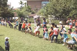 Children take part on a game of tug of war at the Hanoi-based Vietnam Museum of Ethnology (Photo: VNA)