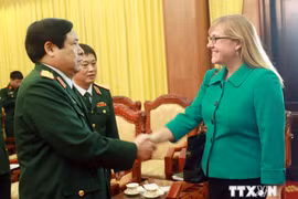 Minister of National Defence Gen. Phung Quang Thanh (L) and Deputy Assistant Secretary of Defence for South and Southeast Asia Amy Searight (Photo: VNA)