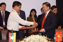 Chief Auditor Dinh Tien Dung and his Myanmar counterpart Lunn Maung (Source: VNA)