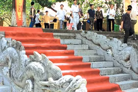 The stone dragons on Kinh Thien Palace's staircase are considered a special piece of architectural heritage, representing sculpture from the Early Le period (Photo: VNA)