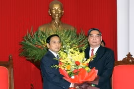 Le Hong Anh congratulates Bunthoong Chitmany (Source: VNA)