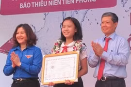 First prize is awarded to Dao Thuy Thuy Duong (Source: VNA)