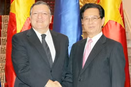 PM Dung (R) and EC President Barroso pose for photos after the press briefing (Photo: VNA)