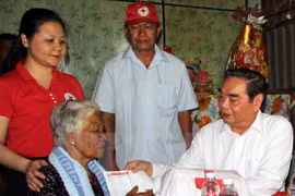 Politburo member and standing member of the Party Central Committee Secretariat Le Hong Anh presented gifts to poor households and Agent Orange (AO)/dioxin victims in southern Bac Lieu province (Photo: VNA)