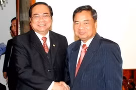 Secretary of Lao Party Committee Chansy Phosikham and Vietnam Red Cross President Tran Ngoc Tang (Source:VNA)