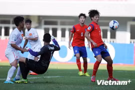 Rough start for Vietnam’s U19 Team (in white) at Asian football championships (Photo: VietnamPlus)