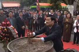 State Presient Truong Tan Sang offers incense to Trung sisters. Photo: VNA