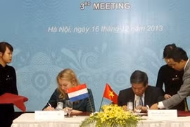 The signing ceremony between the two sides (Source: VNA)