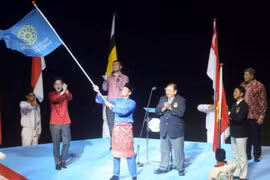 Malaysian Youth and Sports Minister Khairy Jamaluddin waves the Sea Games Federation flag (Photo: nst.com.my)