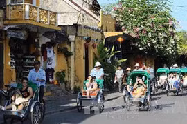 Tourists visit Hoi An old town in Quang Nam province (Source: VNA)