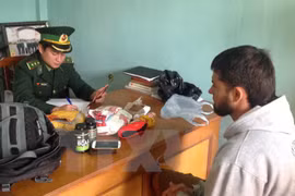 Vladimir Shperling, hunted by Interpol for 10 years for drug smuggling and transporting, was arrested at Lao Bao border gate. (Source: VNA) 