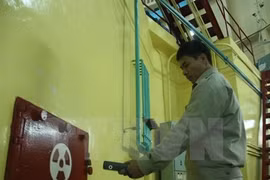 The radiation density is measured at Da Lat nuclear reactor in Lam Dong province (Photo: VNA)