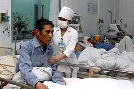Doctors take care for TB patients at the Ha Noi-based Central Lung Hospital (Photo: VNA/VNS)