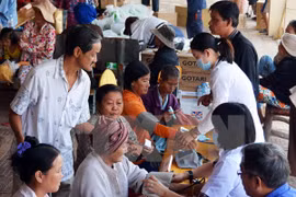 Poor OVs, Cambodians get free medical check-ups (Photo: VNA)