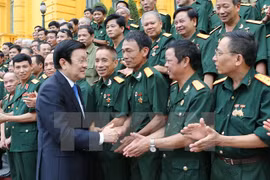 President Truong Tan Sang meets veterans from Division 313 and 314 in Military Zone 2. Photo: VNA