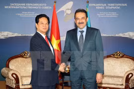 Prime Minister Nguyen Tan Dung (left) met with his Kazakh counterpart Karim Masimov (Photo: VNA)