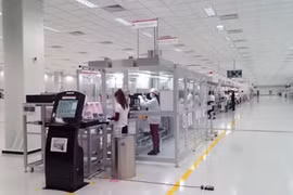 Workers check products at the hi-tech complex of LG Electronics in Hai Phong northern port city (Photo: VNA)