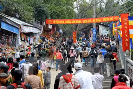 Visitors participate in the Huong Pagoda Festival in Hanoi (Photo: VNA)