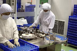 Workers of the Phu Yen Material and Pharmacy Co in the central province of Phu Yen make medicines (Photo: VNA)