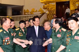 PM Nguyen Tan Dung meets with Quang Tri ancient citadel veterans.(Photo: VNA) 